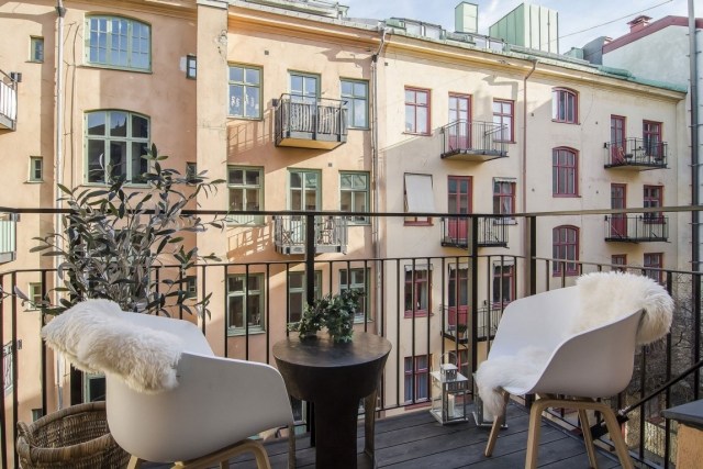 wohnung-stockholm-kleiner-balkon-stuehle-beistelltisch