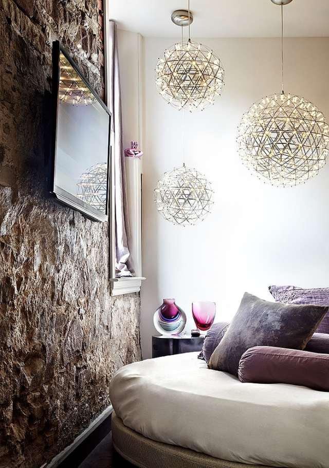 wohnzimmer-beleuchtungsideen-moooi-pendelleuchten-kugeln-kontrast-natursteinwand