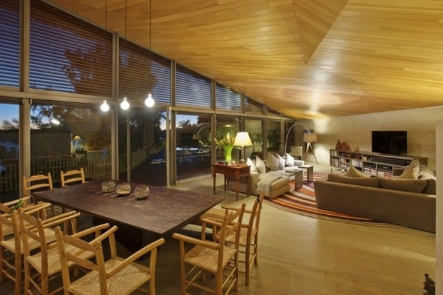 wohnzimmer design dachschräge holzverkleidung raumhohe verglasung jalousien