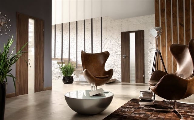 wohnzimmer-design moderne holz-innentüren glas-ausschnitt-dekoriert