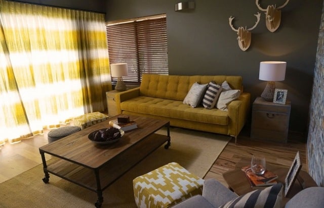 wohnzimmer gestaltung ocker sofa gardinen kombination grau