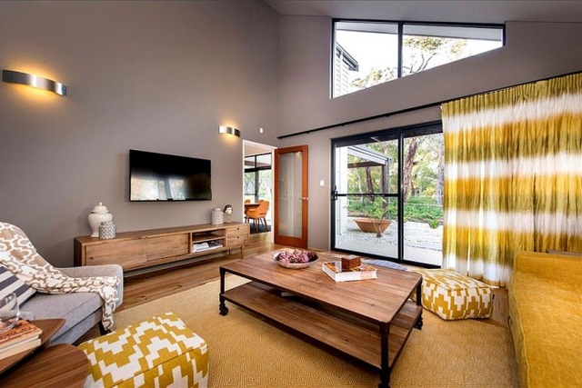 wohnzimmer holz couchtisch tv-sideboard ocker gardinen sofa zugang terrasse