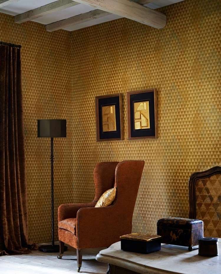 wohnzimmer-tapeten-ideen-muster-geometrisch-dreiecke-gold-ohrensessel-vintage-samt