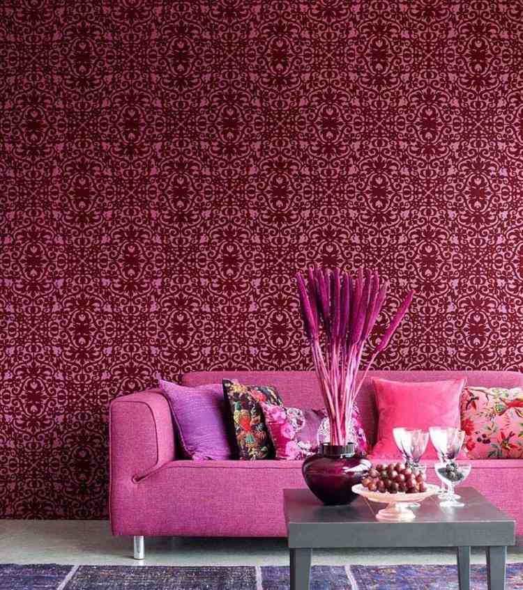 wohnzimmer-tapeten-ideen-muster-wohnzimmer-purpur-rot-lila-intensiv-couch-polster