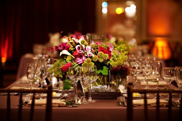 Blumenpracht am Tisch arrangieren Ideen Hochzeit