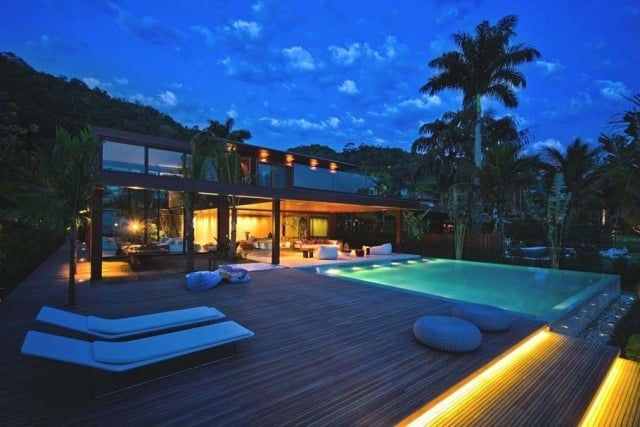 überlauf-pool-design-ideen-nachtbeleuchtung-treppen-holzdeck-modernes-haus-terrasse