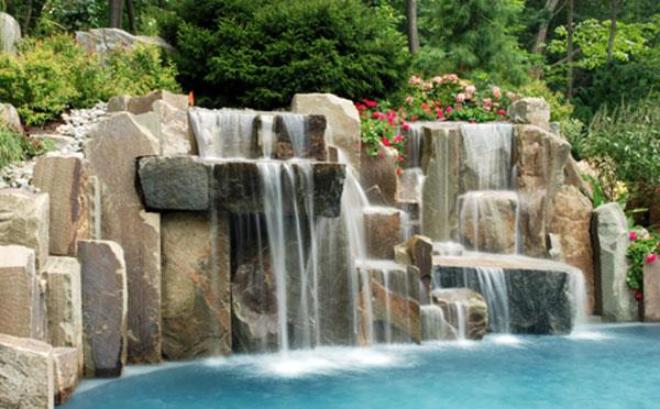 20 Tolle Designs Für Einen Wasserfall Am Swimming Pool