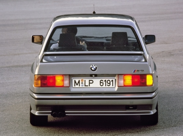 BMW- M3- E30-hintere-Seite-Karosserie-fahren 