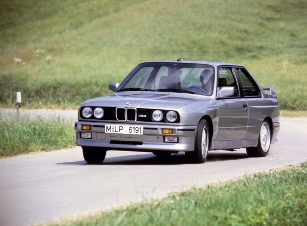 Auto-BMW- M3- E30- Auto-fahren-Spaß-Landschaft