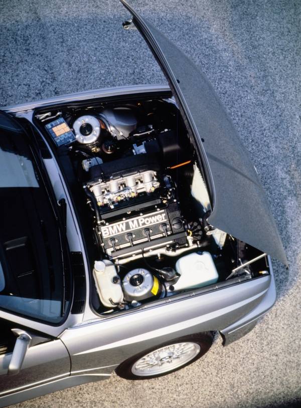 Triebwerkanlage-BMW- M3- E30-silber-Motor