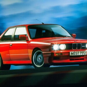 roter-BMW-M3-E 30-abends-vordere-Lichter