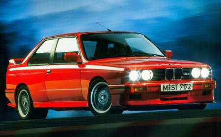 roter-BMW-M3-E 30-abends-vordere-Lichter