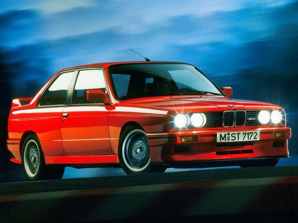 roter-BMW-M3-E 30-abends-vordere-Lichter