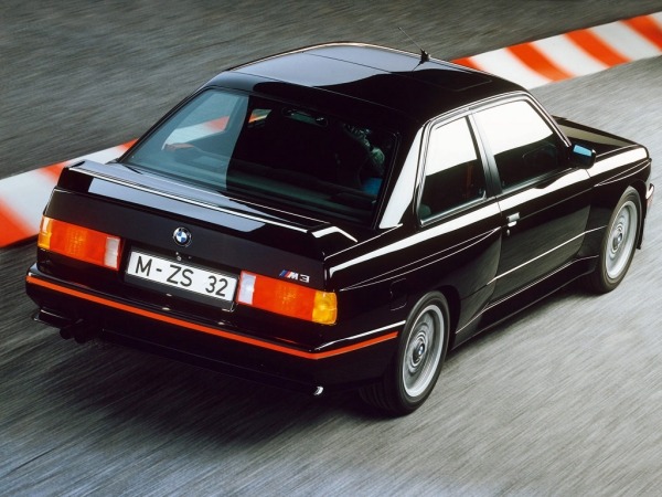 Schwarzer-BMW- M3- E30-hintere-Seite-Coupe