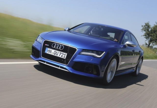 2014-Audi-RS7-blau-weg-bewegung
