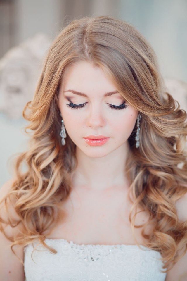 Hochzeit Schmuck und Make-up in Rosé-Tönen-Lipsgloss offene blonde Haare