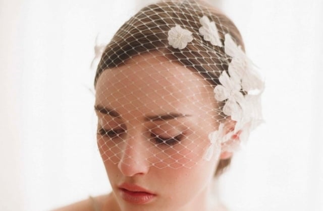 Aktuelle-Accessoire-Trends-Hochzeitsmode-Braut-Netz-Stoffblüten