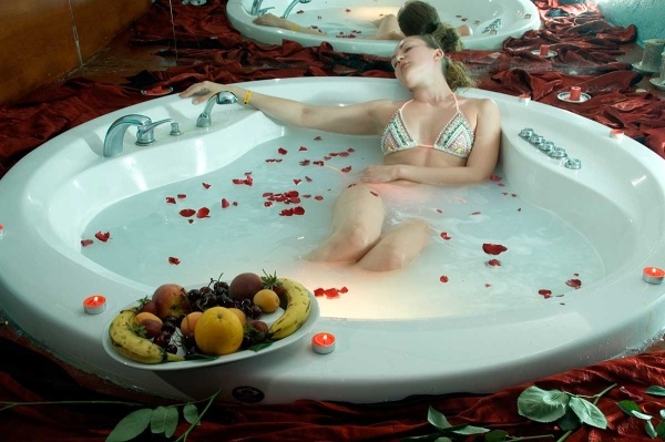 Obstschale-Badewanne-Whirlpool-Blüten-im- Wasser-Entspannung
