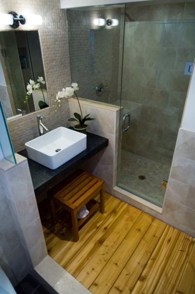 Asiatisch-inspiriertes-Badezimmer-Design-Holz-Fußboden-Aufsatzbecken
