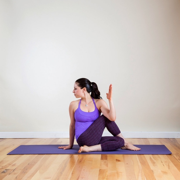 Yoga-Zuhause-Bein-über-den-anderen-stellen-regelmäßig-atmen