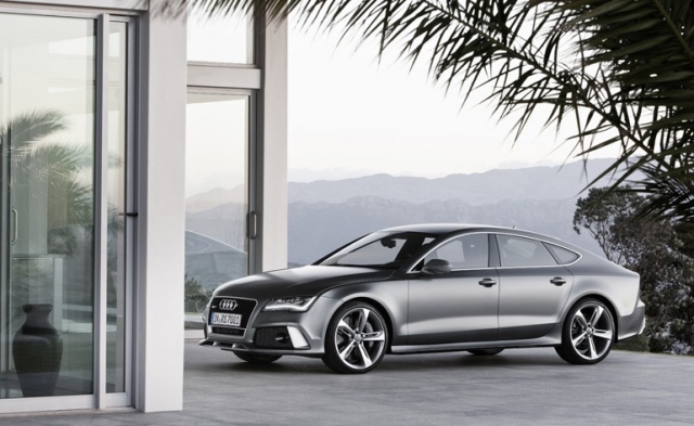 Audi-rs7-gru-metallic-draußen-fern