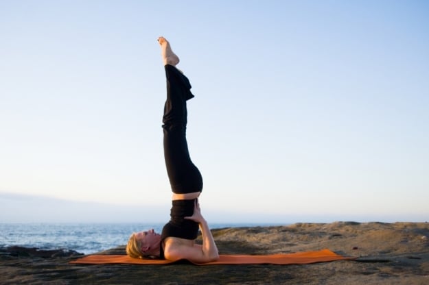 Beine-heben-gleichzeitig-Kobra-Position-Yoga