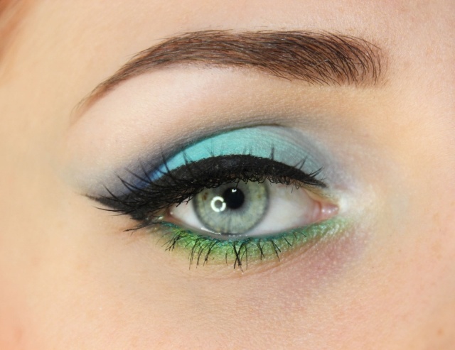 Augen-schminken-Sommer-Farben-Flüssig-Eyeliner-auftragen