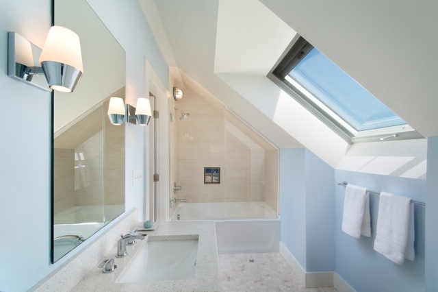 Badezimmer-Dachschräge-Farben-Spiegel-Beleuchtung