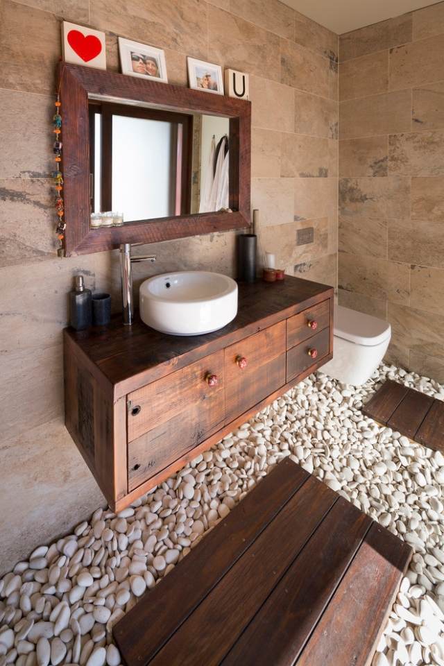 Badezimmer-Fußboden-mit-Flusssteinen-weiß-Ideen-asiatischer-Stil-Holzmöbel-vintage