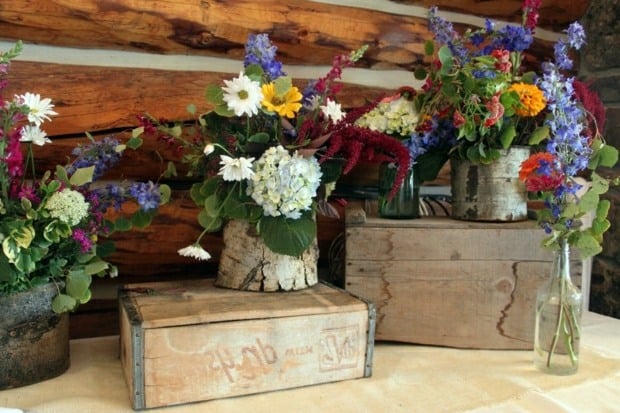 Baumstamm Vase bunte Blumensträuße Ideen Hochzeit