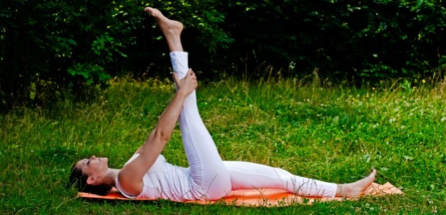 liegen-Bein-heben-mit-Hand-unterstützen-Yoga