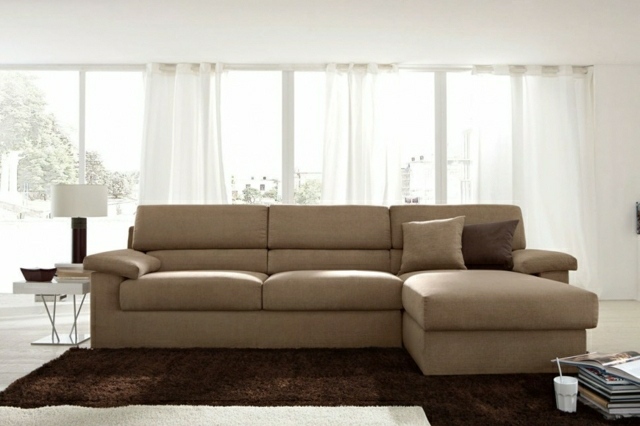 helle-transparente-Vorhänge-braunes-Sofa