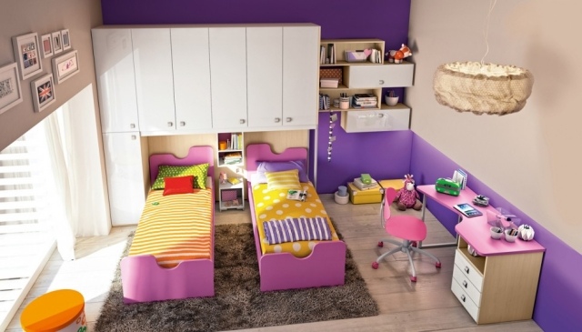 Betten-Kinderzimmer-Geschwister-Wandgestaltung-Bordüren-Lila