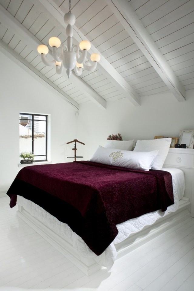 Bettwäsche-Bordeaux-Schlafzimmer-Dachschräge-strahlend-Weiß-streichen