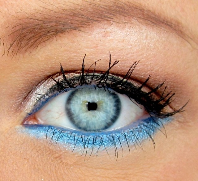 Blaue-Schminke-Augen-untere-Wimpern-leicht-mit-Farbe-betont