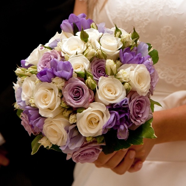 Blumen-Schmuck-für-die-Braut-Biedermeierstrauß-mit-rosen-elegant