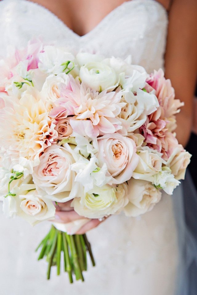 Blumenstrauß-Schmuck für die Braut-weiße Schnittblumen vielfältig
