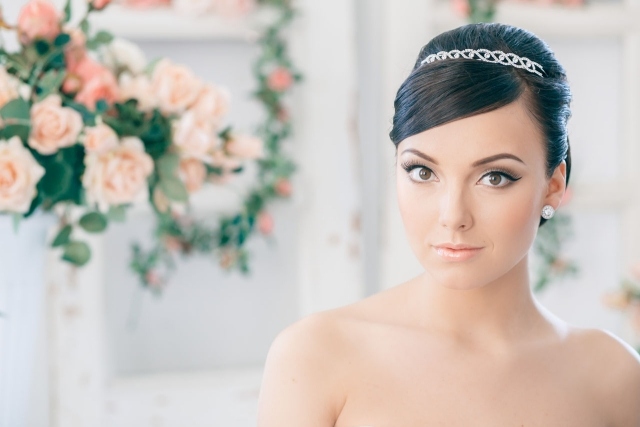 Braut-Mode-Hochzeit-Schminke-präzise-geschwungener-Lidstrich-Haar-Diadem