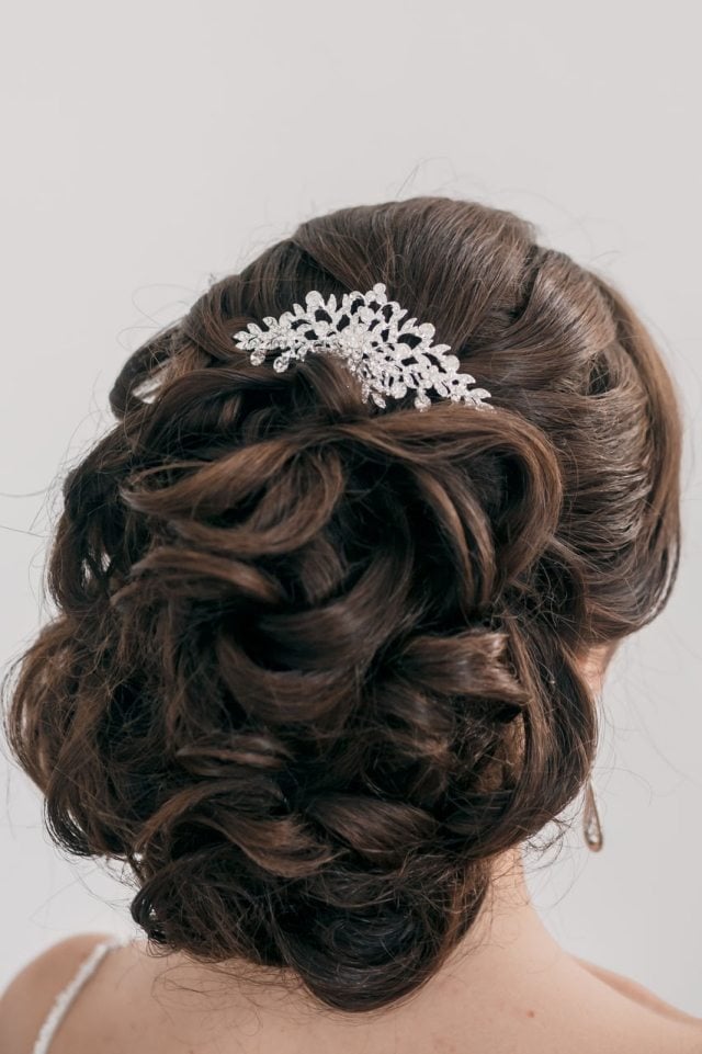 Brautfrisur-hochgesteckt-lockig-glänzende-haarspange-mit-strass