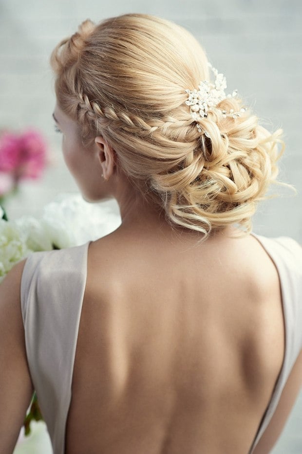 Brautfrisuren-ideen-zum-flechten-2014-Haarbroschen-rückenfreies-Brautkleid