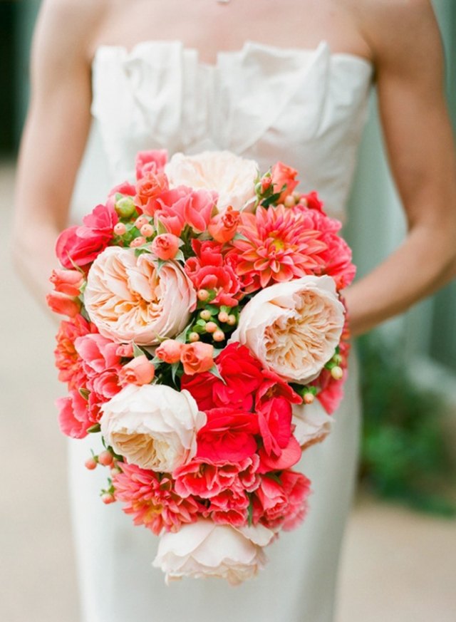 Hochzeitsstrauß Blumen-Rosen Pfingstrosen-kräftige Farben gestalten-individuell