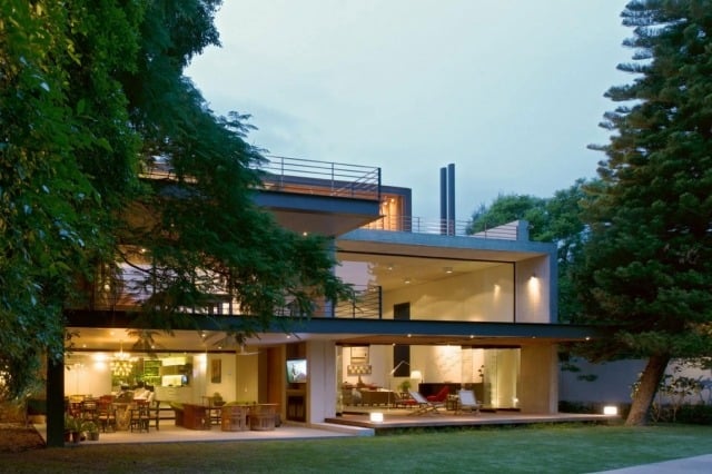 Casa-Jacarandas-modernes-wohnhaus-glasfront-dachterrasse-möbliert