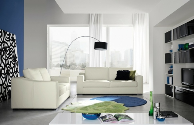 Stehlampe-Vorhang-transparent-Teppich-in-Form-einer-Blume-helles-Sofa