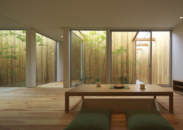 Design-Haus-Japan-Holzverkleidung-Indoor-Garten-Verglasung-großflächig