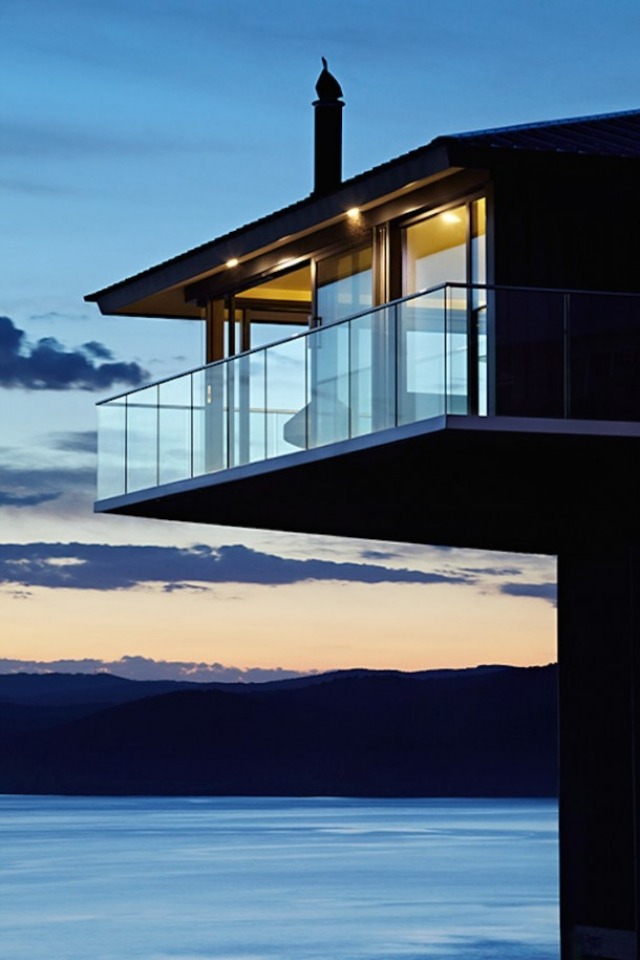Design-Haus-mit-Balkonen-Glasgeländer-atemberaubender-stadtblick