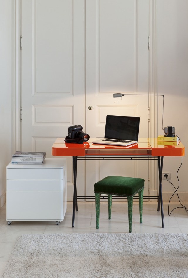 Design-Schreibtisch-mit-seitlichen-schubladen-Tischlampe-Sitzhocker-gepolstert-grün