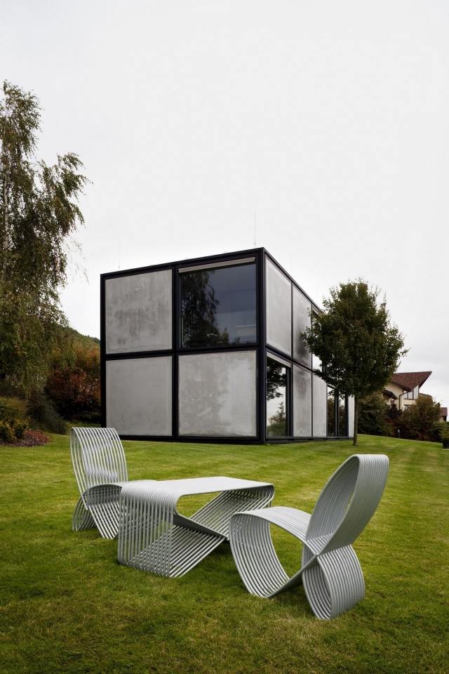 Design-Stuhl-elegante-Formensprache-Tisch-als-Kunstwerk-designt