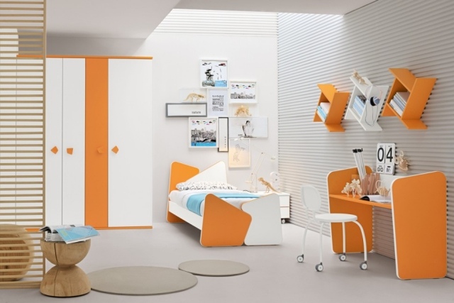 Designmöbel-Teenagerzimmer-verspielte-gestaltung-orange-weiß-bettwäsche