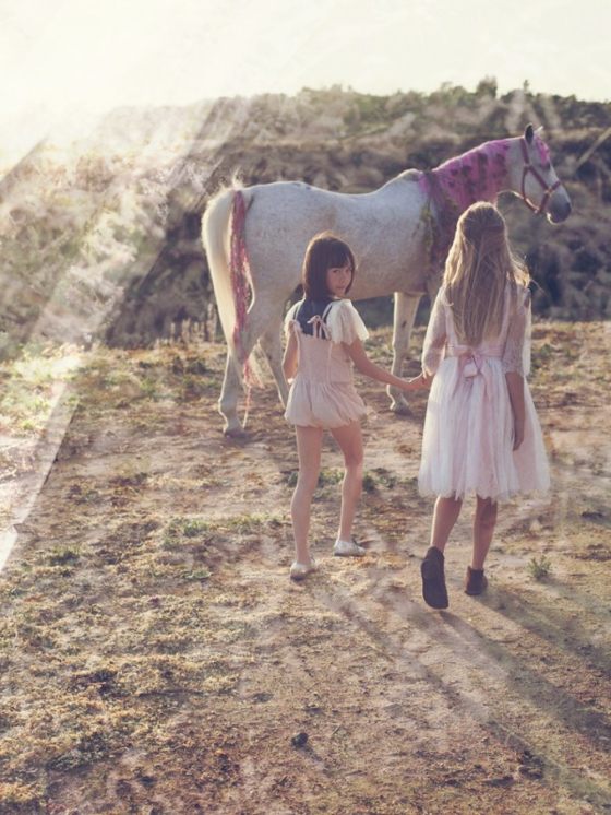 Pferd-Landschaft-Mode-für-Mädchen-Kleid-transparent-aus-Tüll