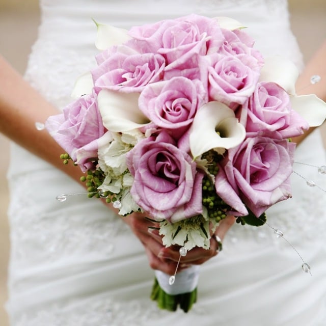 Duftstrauß-rosa-weiß-Calla-Rosen-klassische-Blumen-Farben-Hochzeit